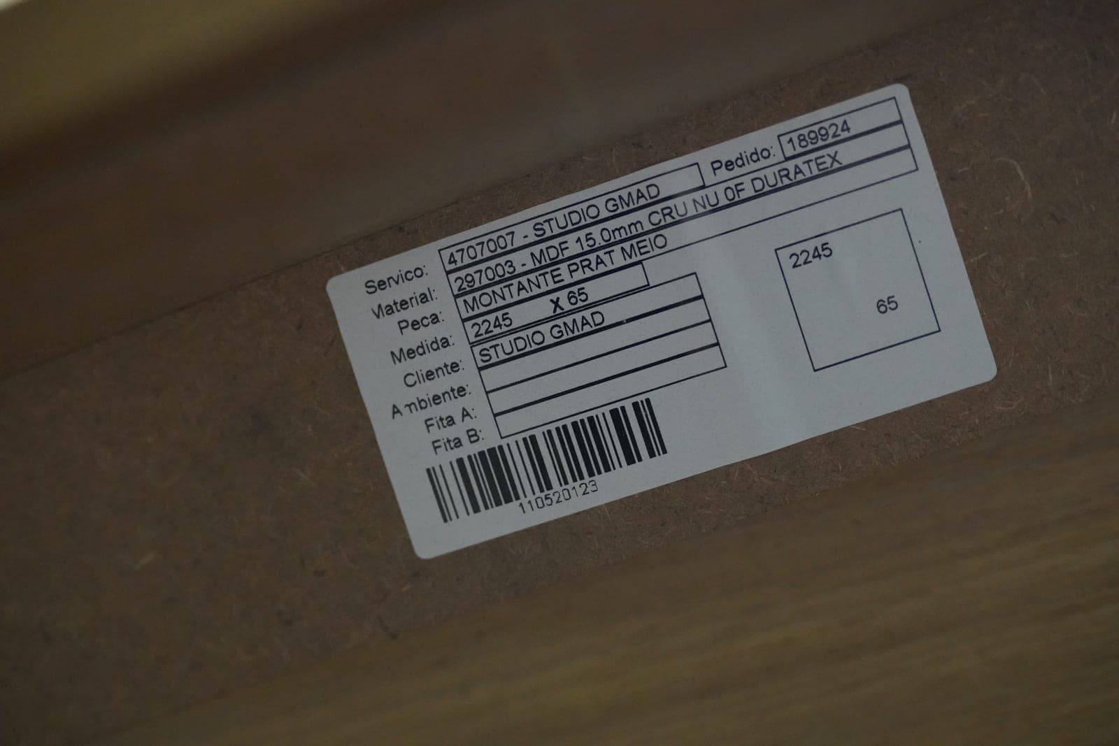 Etiqueta com QR Code: O cliente escaneia e confere a posição da peça no móvel